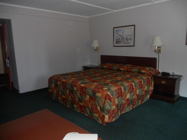 Rapids Inn And Suites image 20